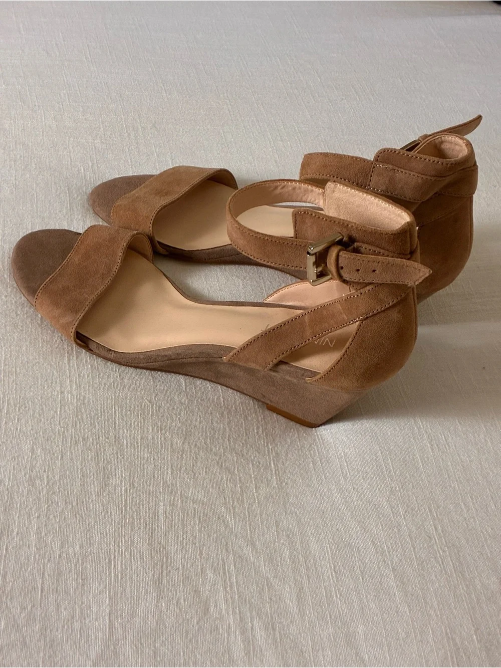 Nine West | Tan open toe buckle wedge sandals size 8